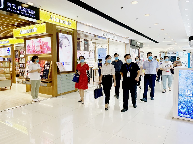 興寧區副區長(cháng)陸穎在南寧百貨朝陽(yáng)店賣(mài)場(chǎng)進(jìn)行創(chuàng  )城實(shí)地檢查_(kāi)副本.jpg